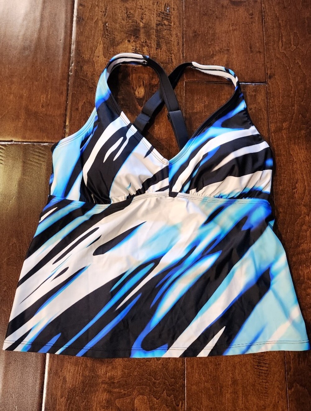 NWOT Sports Illustrated Size L Diagonal Striped Tankini Swim Top